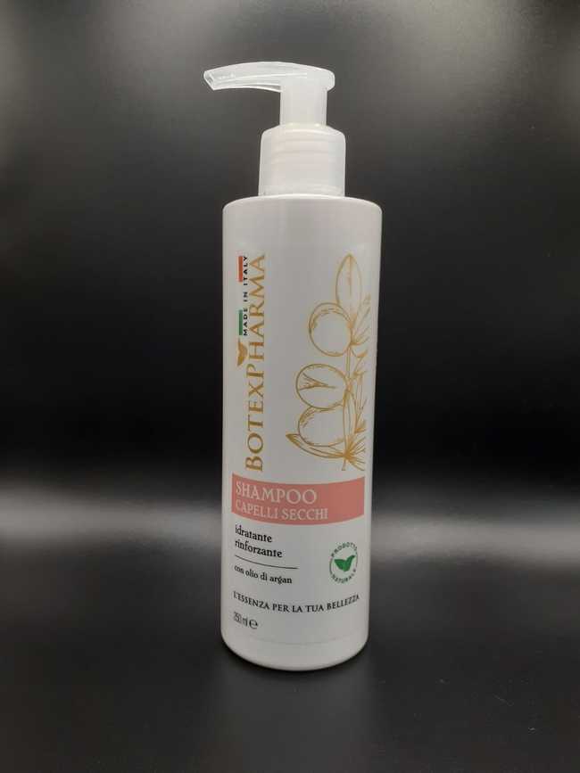 Shampoo per capelli disidrati, deterge delicatamente e aiuta a ritrovare forza e brillantezza. L’olio d’Argan grazie alla presenza di vitamina E e di antiossidanti, idrata e rinforza i capelli fragili e secchi. Grazie ai semi di lino, che fortificano e migliorano la loro naturale lucentezza, i capelli risulteranno subito più morbidi; mentre l'olio di ricino è adattissimo e ben noto per le proprietà rinforzanti, ristrutturanti, defaticanti e ammorbidenti.