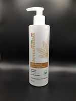 Shampoo per capelli disidrati, deterge delicatamente e aiuta a ritrovare forza e brillantezza. L’olio d’Argan grazie alla presenza di vitamina E e di antiossidanti, idrata e rinforza i capelli fragili e secchi. Grazie ai semi di lino, che fortificano e migliorano la loro naturale lucentezza, i capelli risulteranno subito più morbidi; mentre l'olio di ricino è adattissimo e ben noto per le proprietà rinforzanti, ristrutturanti, defaticanti e ammorbidenti.