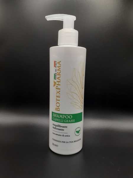 Shampoo per capelli grassi alla radice. Nutre e purifica il cuoio capelluto, lo shampoo dona ai capelli un aspetto sano e vitale grazie alle spiccate proprietà detergenti dell’argilla. Assieme all'acqua e oli essenziali questa sostanza è in grado di incorporare al suo interno le impurità depositate sui capelli oltre che le particelle di sebo. L’estratto d’ortica, invece, è stimolante per il microcircolo cutaneo, anti-caduta, sebo-riequilibrante e rinforzante per le nostre chiome.