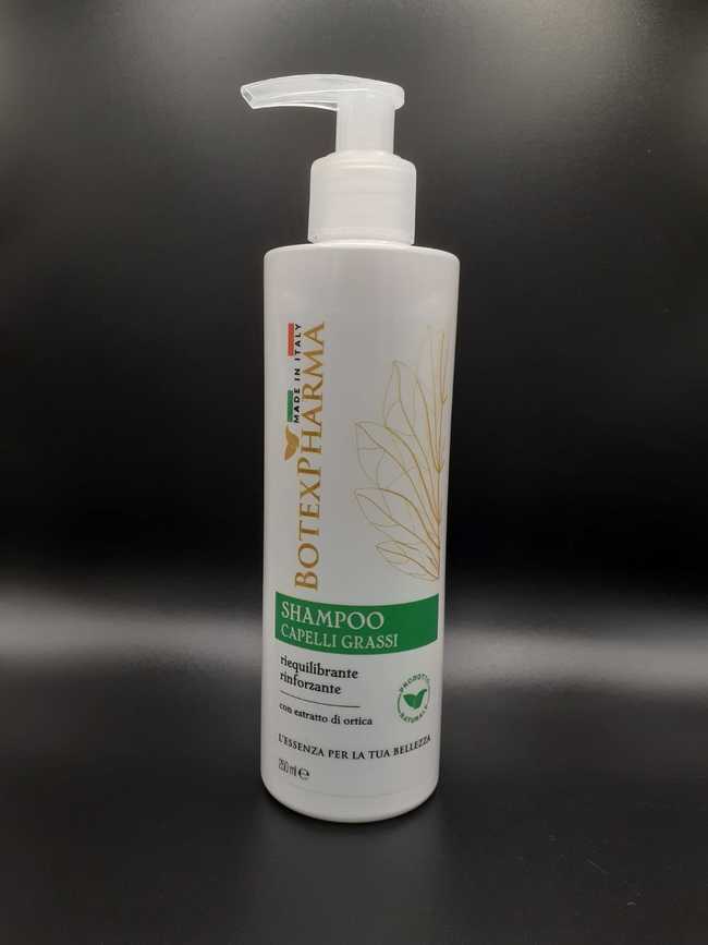 Shampoo per capelli grassi alla radice. Nutre e purifica il cuoio capelluto, lo shampoo dona ai capelli un aspetto sano e vitale grazie alle spiccate proprietà detergenti dell’argilla. Assieme all'acqua e oli essenziali questa sostanza è in grado di incorporare al suo interno le impurità depositate sui capelli oltre che le particelle di sebo. L’estratto d’ortica, invece, è stimolante per il microcircolo cutaneo, anti-caduta, sebo-riequilibrante e rinforzante per le nostre chiome.